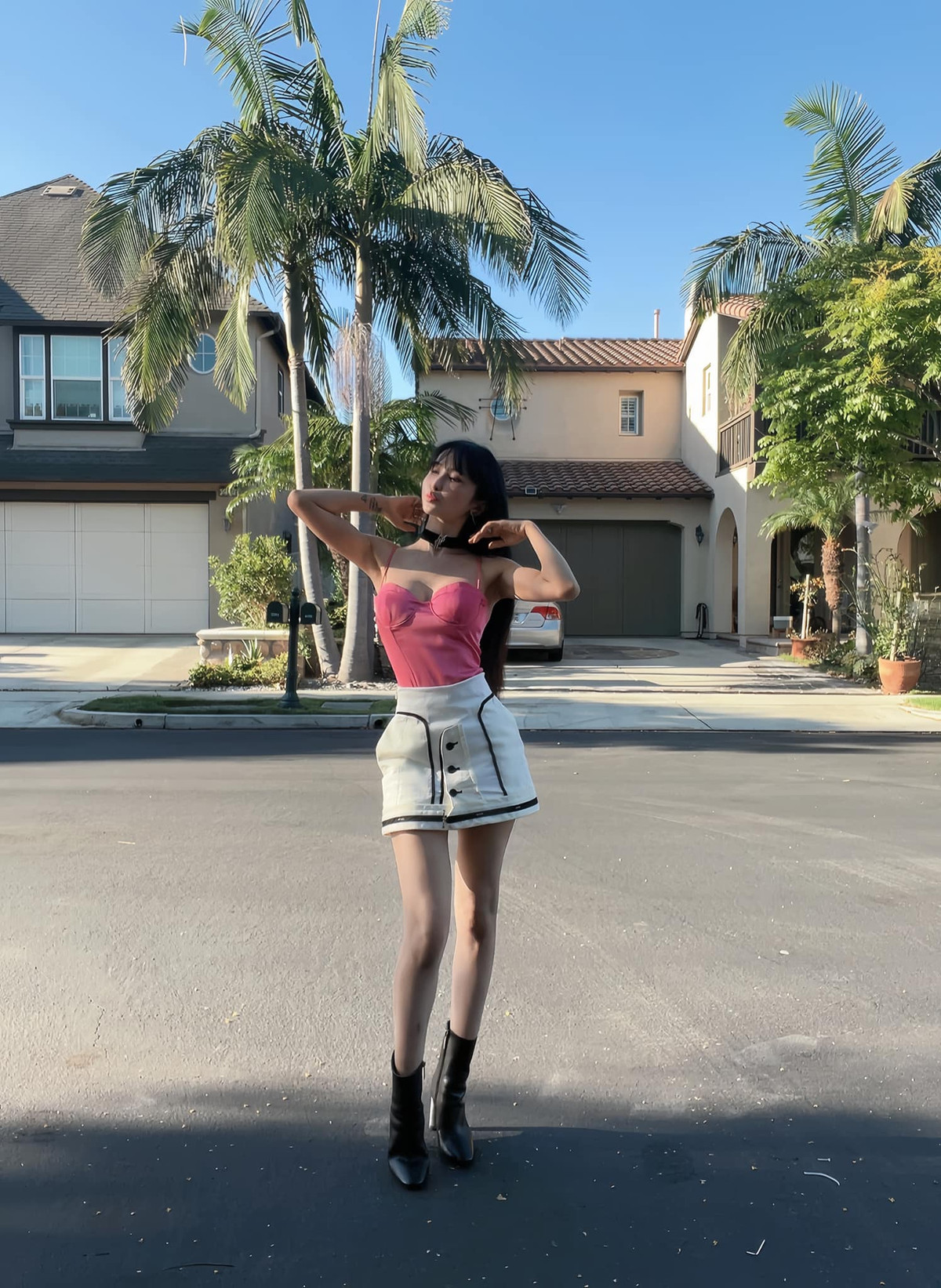 Trên trang cá nhân, cô thường xuyên chia sẻ hình ảnh với nhiều hoạt động đời sống thường nhật, đi du lịch nghỉ dưỡng hay tập luyện giữ dáng.