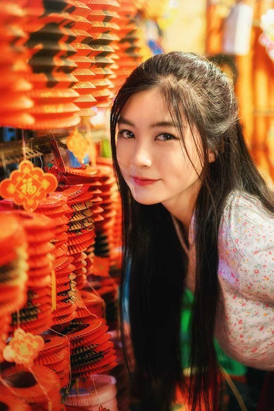 Vào dịp Trung thu năm 2019, những hình ảnh chụp trên phố Hàng Mã của hot girl Nguyễn Bùi Nam Phương từng gây bão MXH khi cô hoá thân thành "chị Hằng".