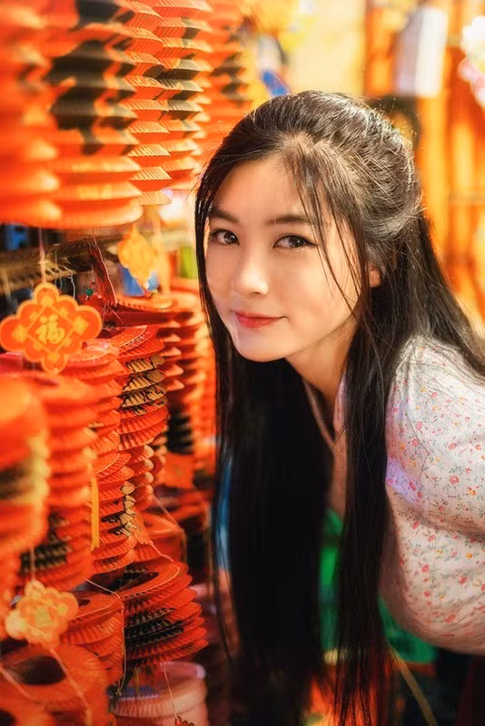 Vào dịp Trung thu năm 2019, những hình ảnh chụp trên phố Hàng Mã của hot girl Nguyễn Bùi Nam Phương từng gây bão MXH khi cô hoá thân thành "chị Hằng".