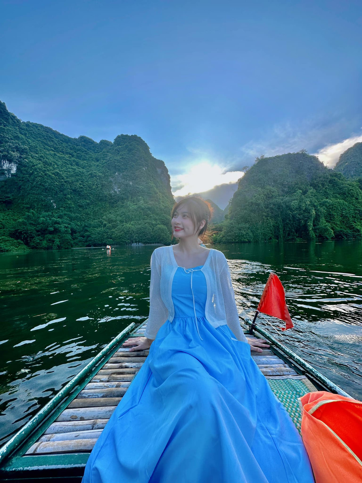 Nam Phương cũng nhận được nhiều sự quan tâm nhờ chuyện tình yêu ngọt ngào với streamer Win.D.