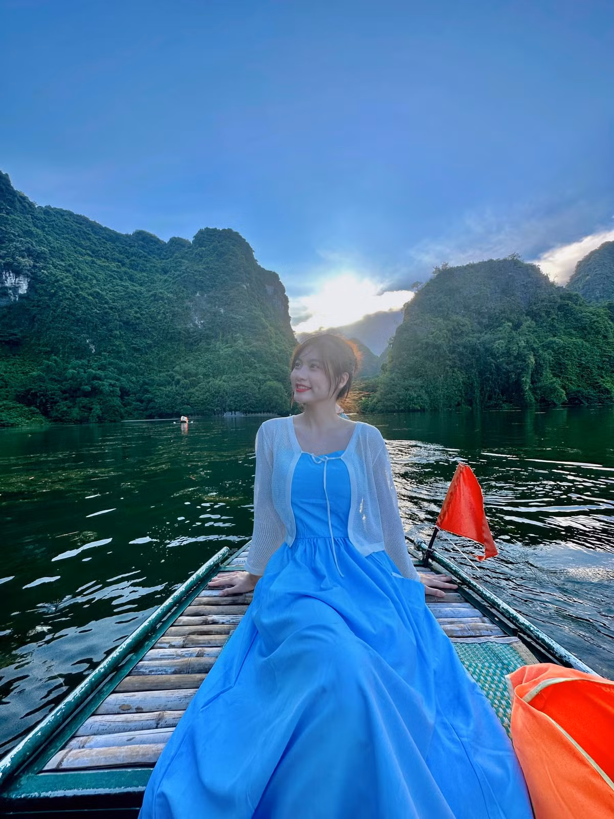 Nam Phương cũng nhận được nhiều sự quan tâm nhờ chuyện tình yêu ngọt ngào với streamer Win.D.