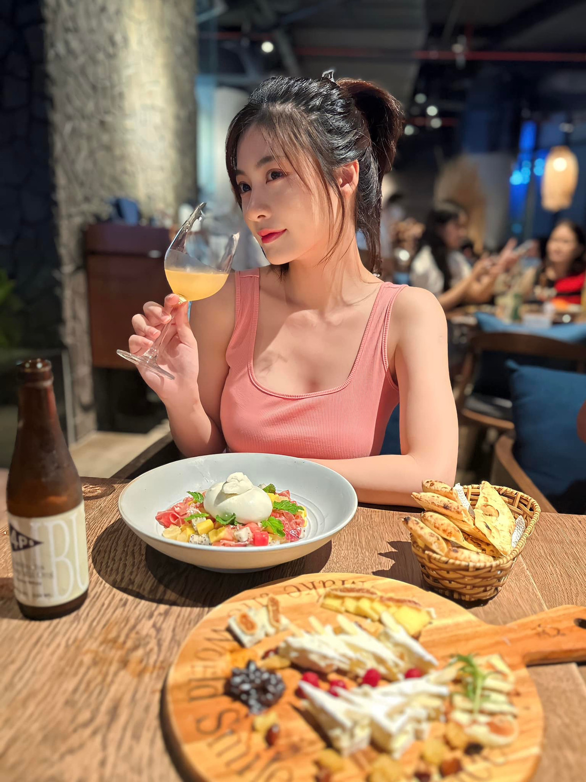 Ở thời điểm hiện tại, nhan sắc của cô gần như không thay đổi nhiều với gương mặt xinh xắn, má lúm đáng yêu.