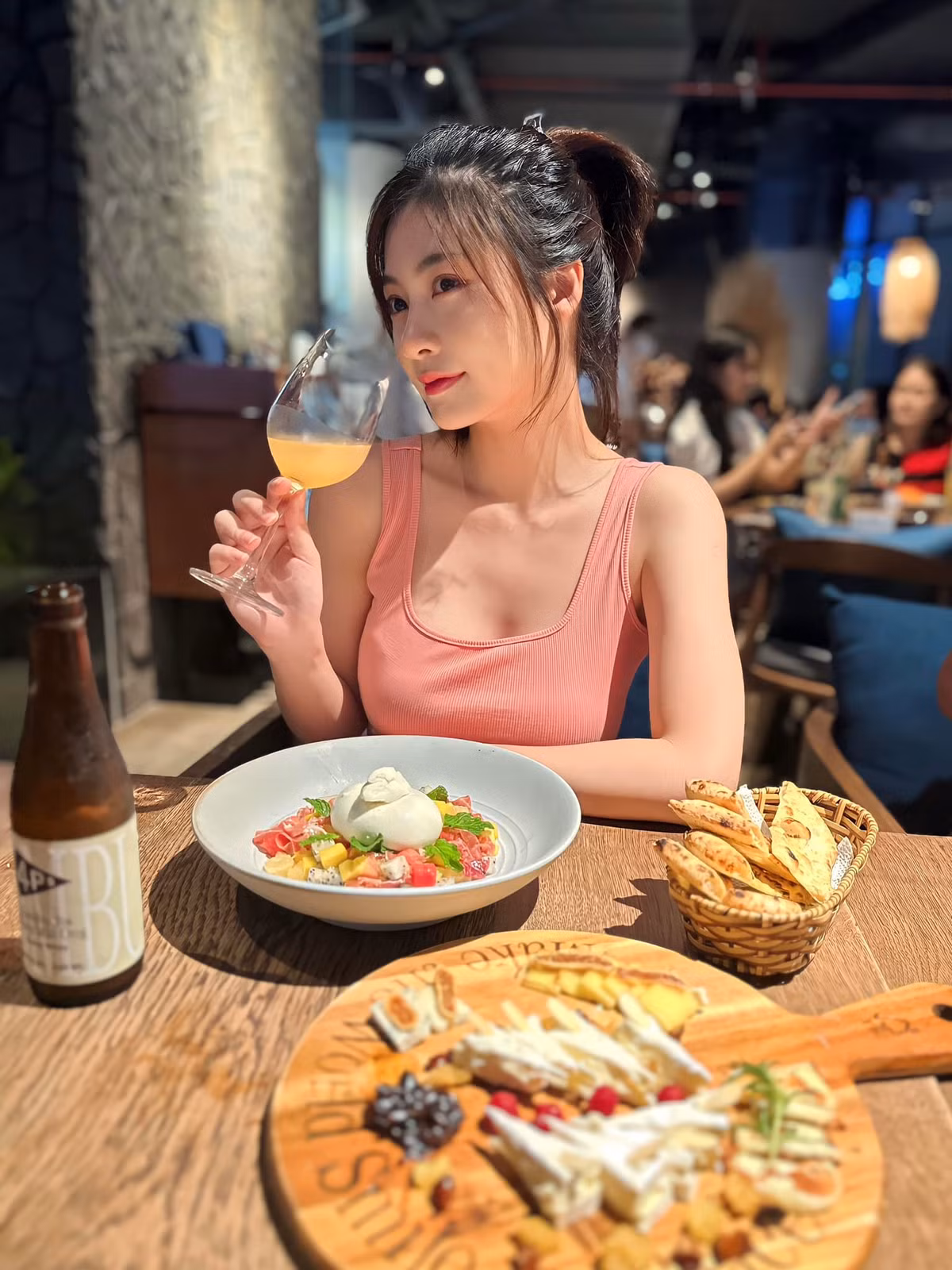 Ở thời điểm hiện tại, nhan sắc của cô gần như không thay đổi nhiều với gương mặt xinh xắn, má lúm đáng yêu.