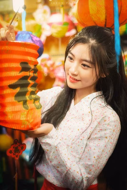 Trong bộ ảnh, gái xinh Sài thành gây ấn tượng với khuôn mặt xinh xắn, nhẹ nhàng cùng nụ cười rạng rỡ với má lúm đồng tiền có duyên.