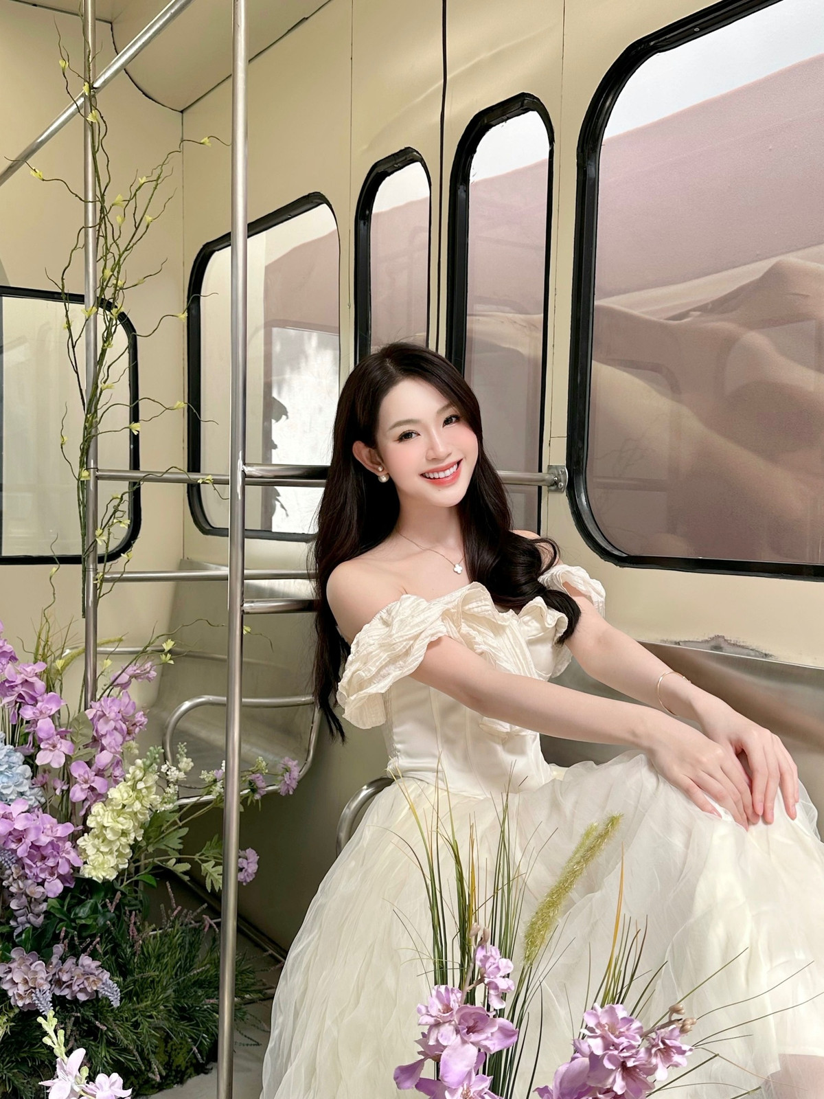 Làn da mịn màng và trắng như sữa giúp cho cô nàng thêm ngọt ngào và hoàn mỹ hơn trong mọi khoảnh khắc.