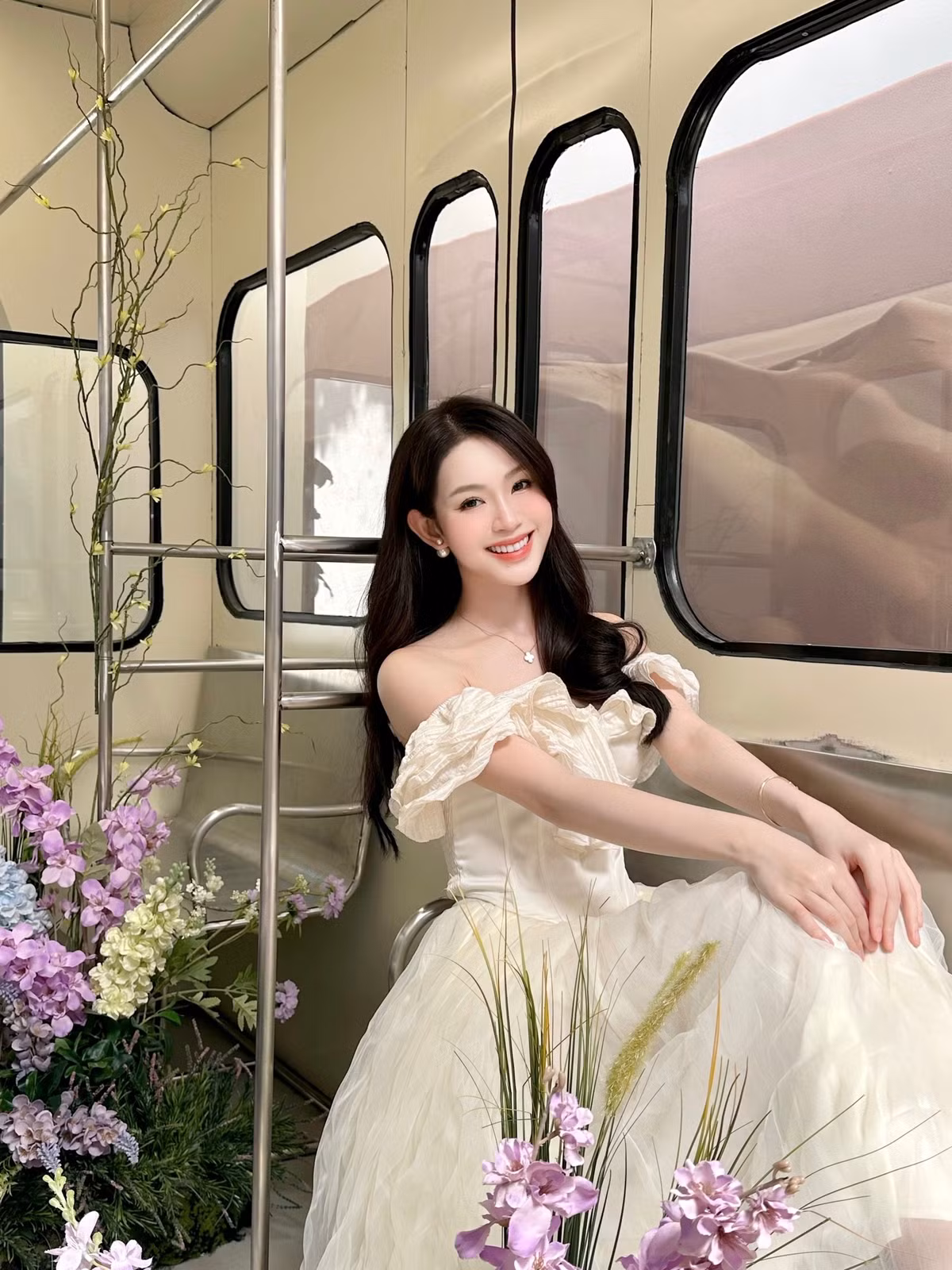 Làn da mịn màng và trắng như sữa giúp cho cô nàng thêm ngọt ngào và hoàn mỹ hơn trong mọi khoảnh khắc.