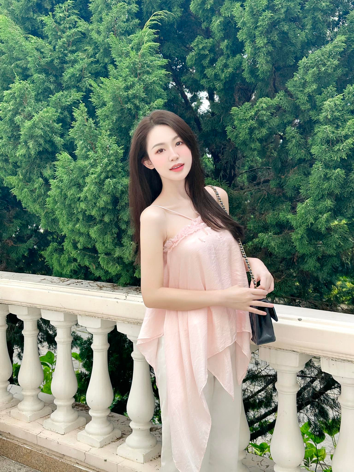 Minh Anh hiện là sinh viên Đại học Kinh tế- Luật (thuộc Đại học quốc gia Tp.HCM). 12 năm là học sinh khá, giỏi, cô nàng tự tin giao tiếp thành thạo tiếng Anh và tiếng Pháp.