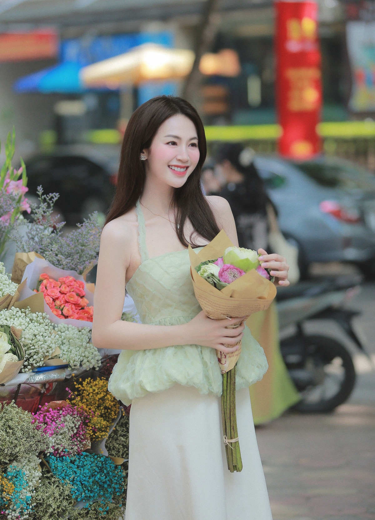 Nhờ sở hữu chiều cao 1m7, làn da trắng sáng và gương mặt xinh như thiên thần nên hot girl này thu hút lượng theo dõi lớn.