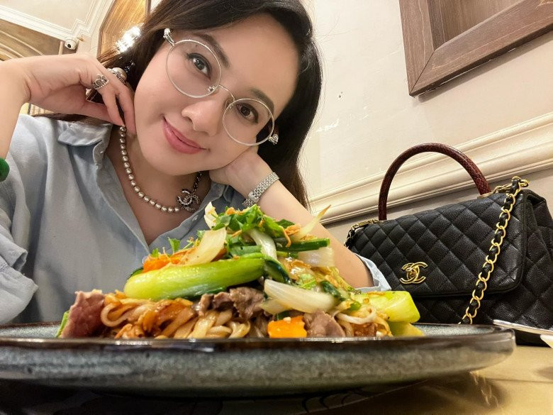 Cô ăn mặc phóng khoáng và tuỳ hứng hơn, chỉ cần đảm bảo sự tinh tế, thoải mái và năng động.