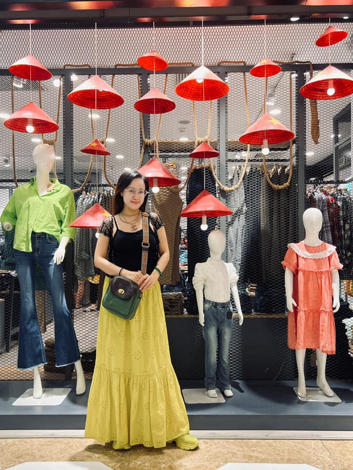 Hoài Anh được biết đến là nữ MC có phong cách thời trang hiện đại, năng động và phóng khoáng hơn nhiều so với độ tuổi.