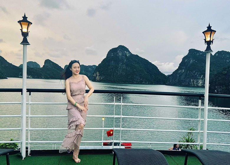 Đằng sau tà áo dài mỗi lần lên sóng truyền hình, ngoài đời nữ BTV VTV nhận được nhiều lời khen với cách phối đồ đơn giản mà hiệu quả.