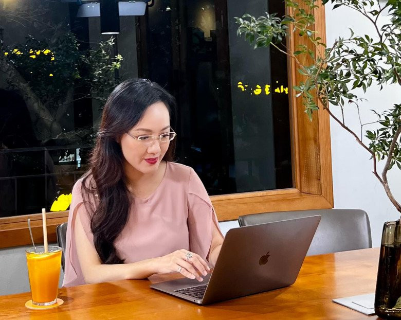 Hoài Anh rất biết cách tiết chế và điều khiển phong cách thời trang của cô cho phù hợp với hoàn cảnh và nơi chốn mà cô đến.