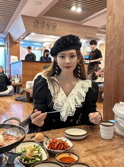 Thậm chí, cô con gái tên Chenzi của cô dường như cũng phải chào thua mẹ mình trong khoản nhan sắc.