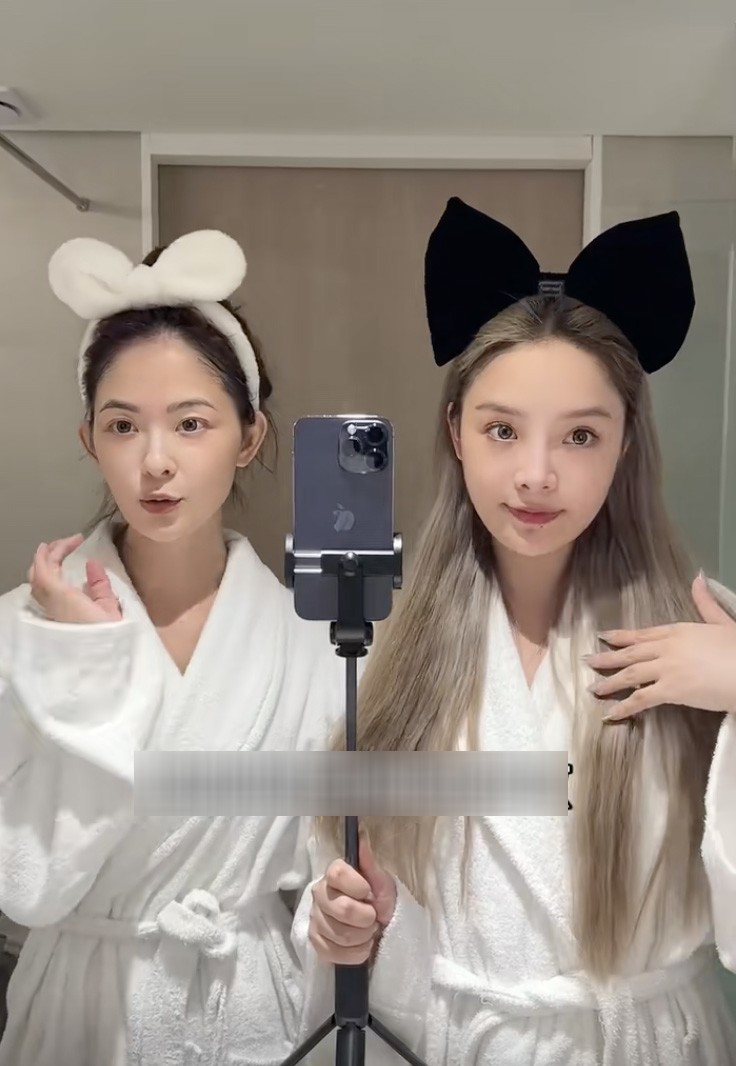 Vốn đã sở hữu những đường nét xinh đẹp, qua thời gian, cô dường như lưu giữ được gương mặt nhỏ nhắn, vóc dáng thon gọn. Nhìn vào hình ảnh này, có lẽ khó ai nghĩ đây là một bà mẹ 50 tuổi.