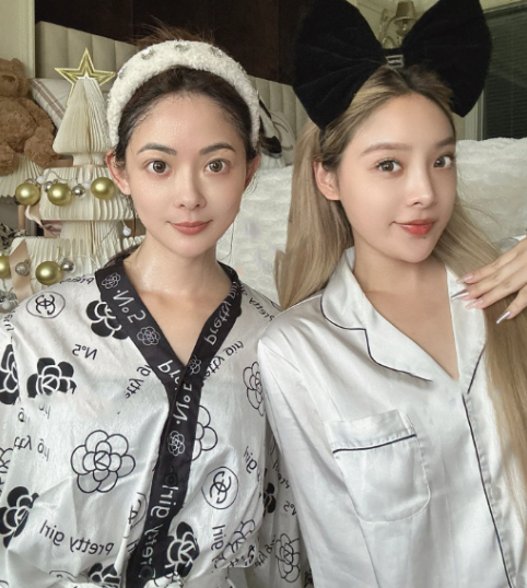 Không chỉ có nhan sắc "không tuổi", bà mẹ 50 tuổi này còn có gu thời trang trẻ trung và hợp mốt.