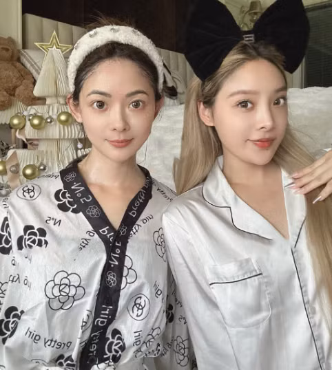 Không chỉ có nhan sắc "không tuổi", bà mẹ 50 tuổi này còn có gu thời trang trẻ trung và hợp mốt.