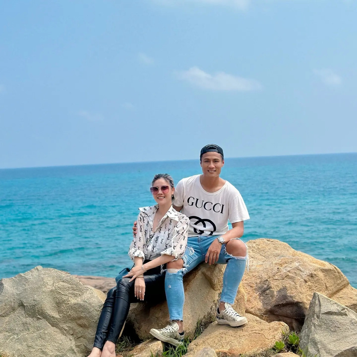 Trải qua ngần ấy năm vướng lùm xùm, hiện tại vợ chồng Mạc Hồng Quân và Kỳ Hân đang có cuộc sống hạnh phúc cùng hai con trai.