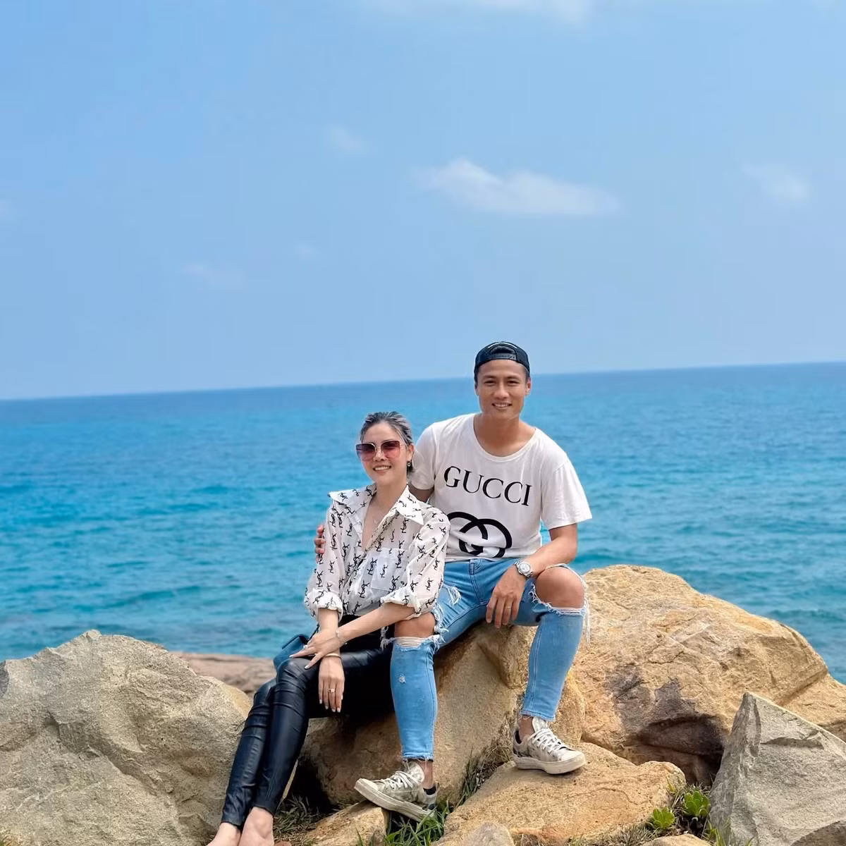 Trải qua ngần ấy năm vướng lùm xùm, hiện tại vợ chồng Mạc Hồng Quân và Kỳ Hân đang có cuộc sống hạnh phúc cùng hai con trai.