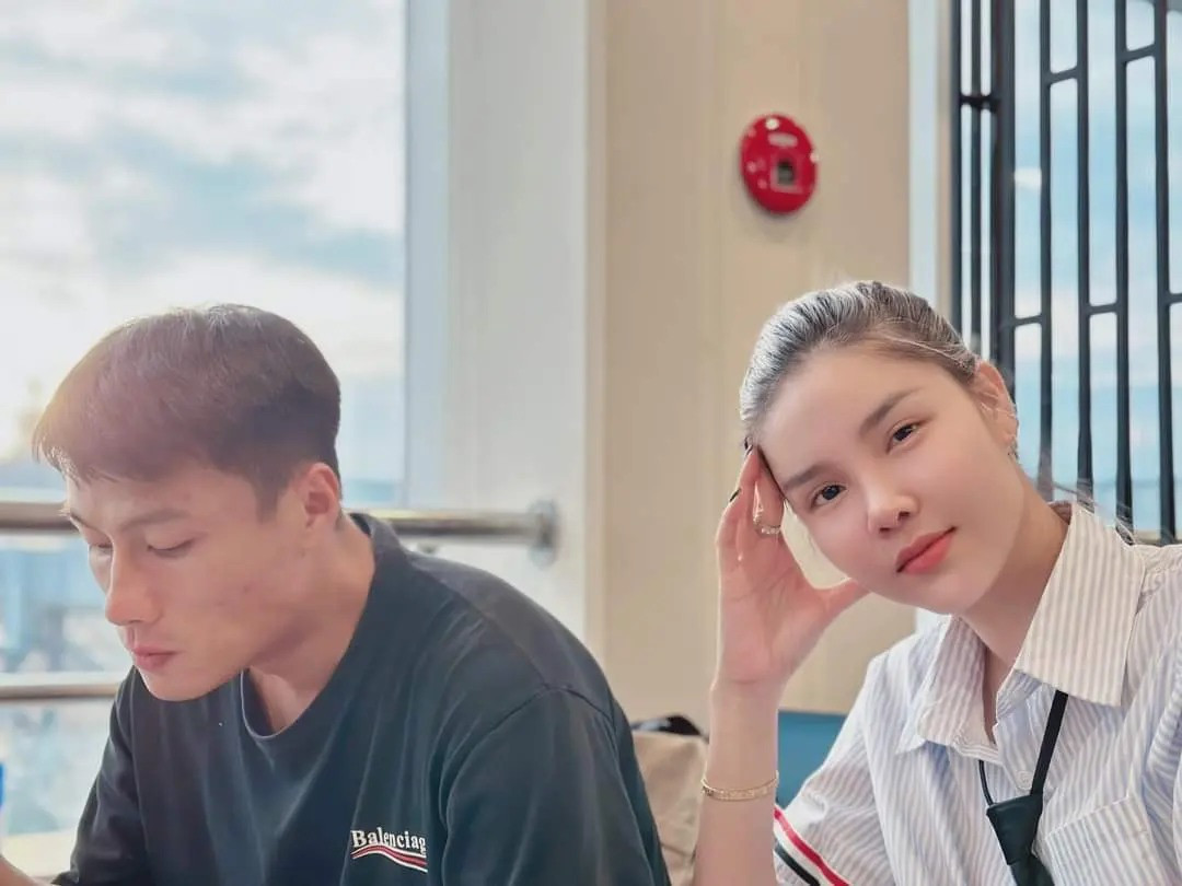  Tiền đạo Mạc Hồng Quân gây chú ý khi lên xe hoa với siêu mẫu Kỳ Hân vào năm 2016.