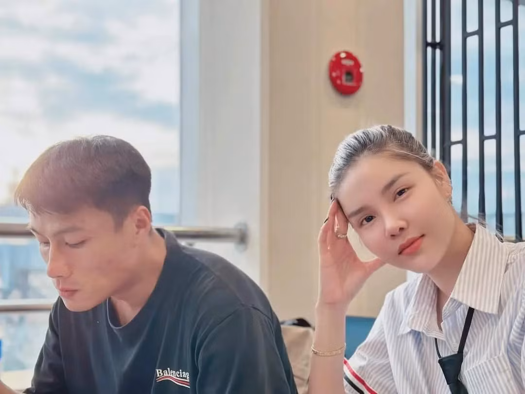  Tiền đạo Mạc Hồng Quân gây chú ý khi lên xe hoa với siêu mẫu Kỳ Hân vào năm 2016.