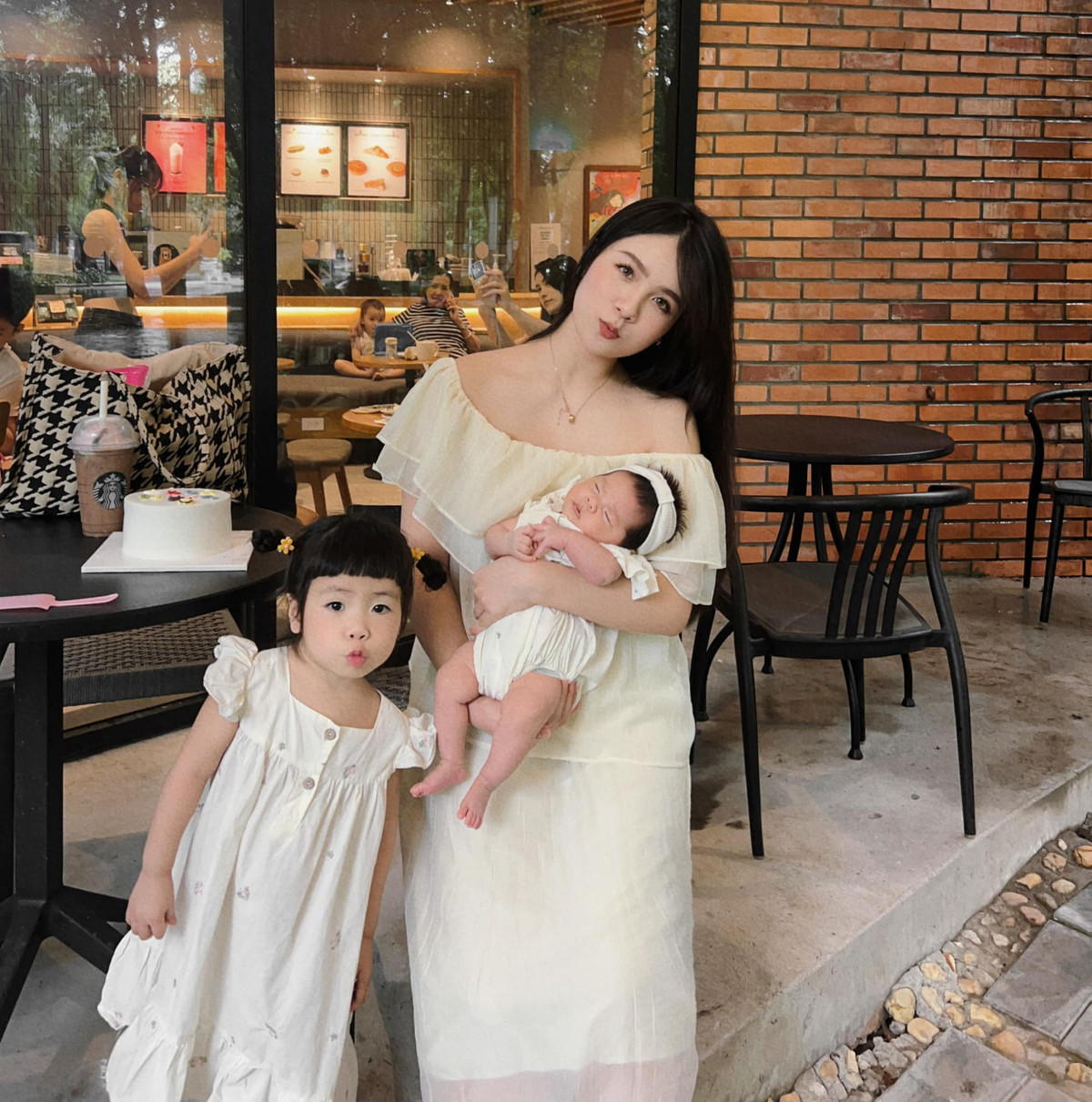 Sau khi sinh con, Thu Giang thường cập nhật hình ảnh con và bản thân lên trang cá nhân. Cô nhận tới tấp lời khen cho vóc dáng thon gọn, ngày càng xinh đẹp sau sinh.