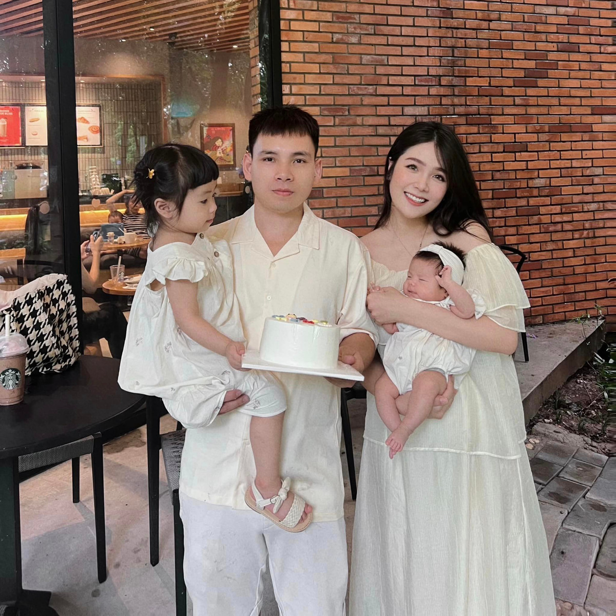 Đến thời điểm hiện tại, gái xinh Bắc Ninh đang có cuộc sống hạnh phúc viên mãn bên chồng và hai con nhỏ.