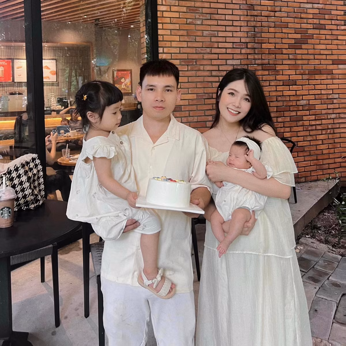 Đến thời điểm hiện tại, gái xinh Bắc Ninh đang có cuộc sống hạnh phúc viên mãn bên chồng và hai con nhỏ.