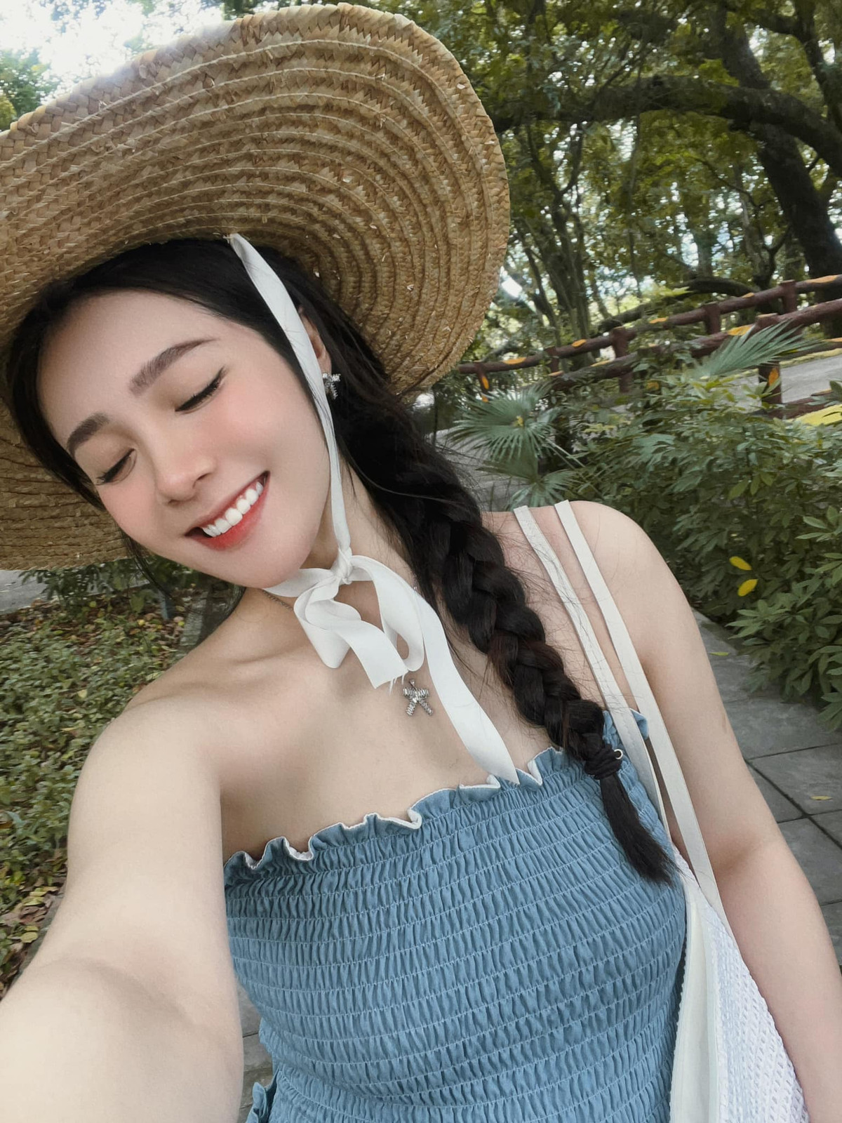 Nhan sắc xinh đẹp, thân hình quyến rũ, tình yêu viên mãn và du lịch sang chảnh như cơm bữa, cuộc sống của cô gái Bắc Ninh được nhiều người ngưỡng mộ.