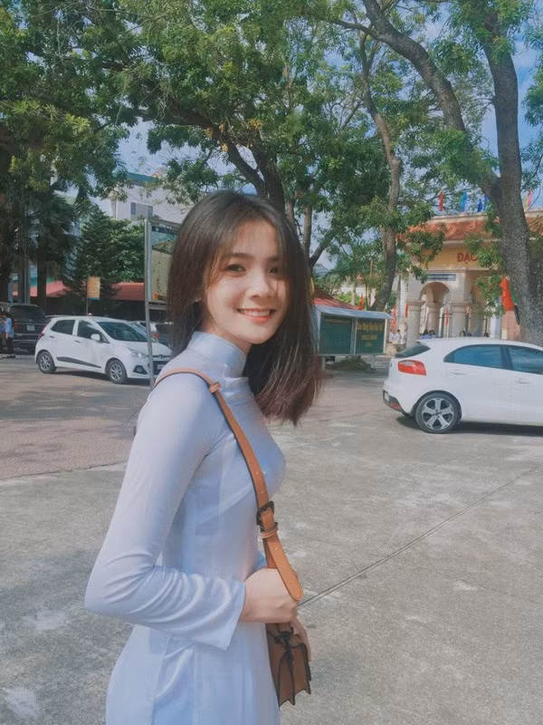 Khoảnh khắc diện áo dài trắng, trang điểm nhẹ nhàng, Thu Giang được cư dân mạng gọi là "hot girl khai giảng".