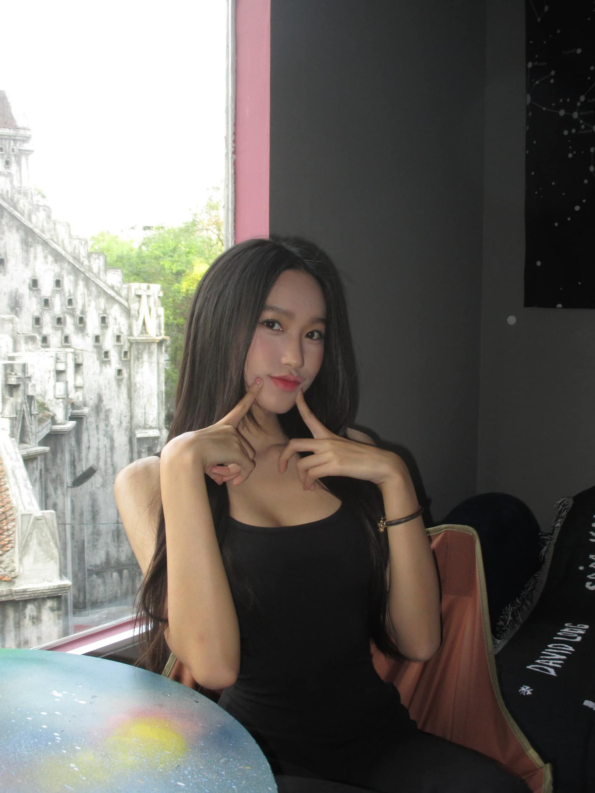 Nhiều người cho rằng thần thái và sự tự tin của Doãn Hải My phần lớn được rèn giũa nhờ gia đình. Ảnh: FBNV