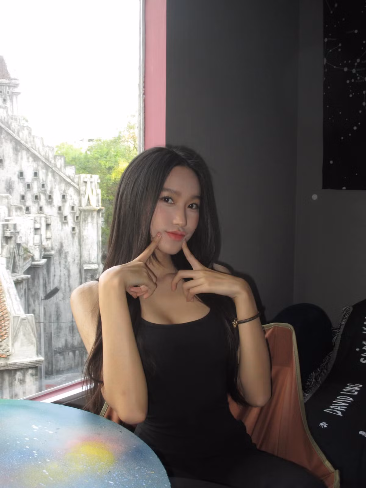 Nhiều người cho rằng thần thái và sự tự tin của Doãn Hải My phần lớn được rèn giũa nhờ gia đình. Ảnh: FBNV