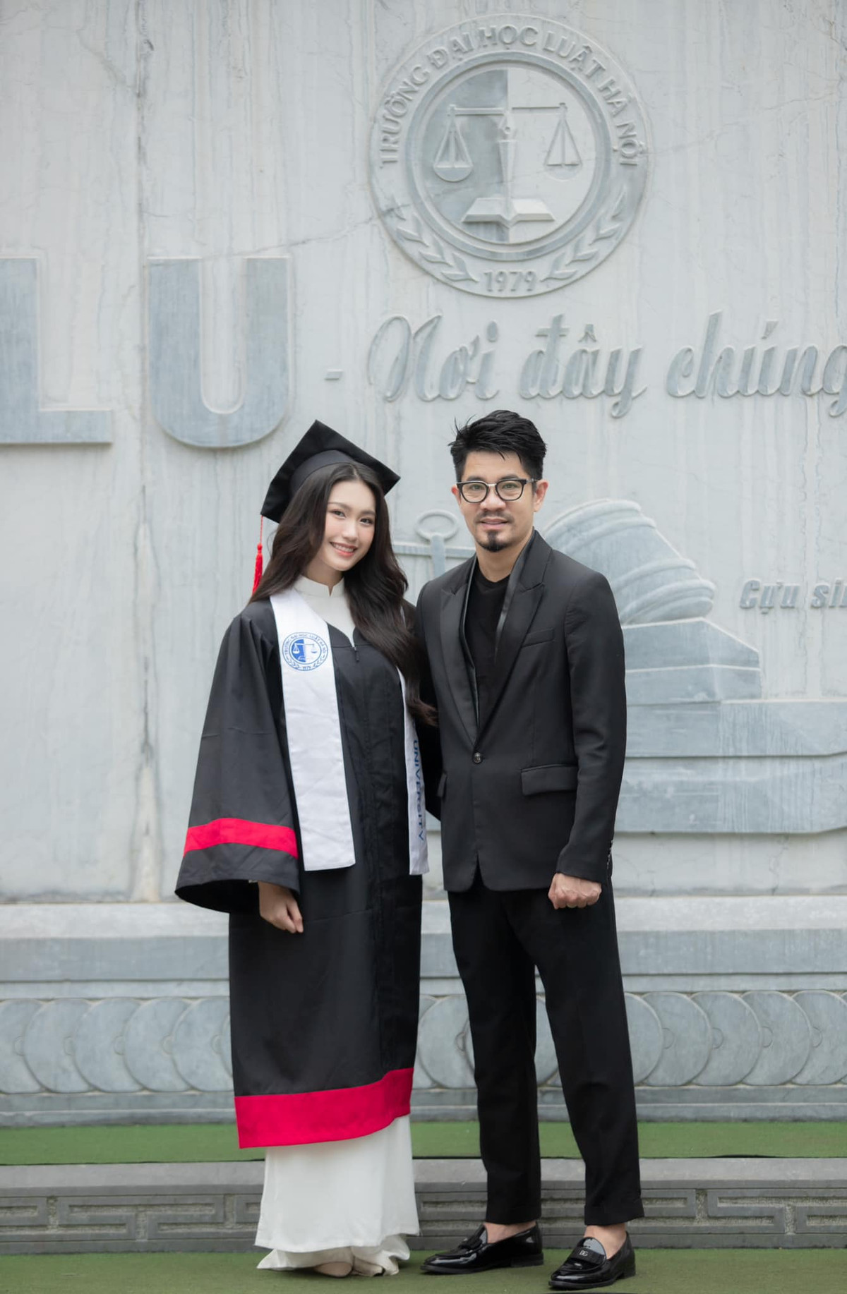 Được biết cả bố lẫn mẹ cô nàng đều làm kinh doanh và có công ty riêng. Ngoài ra gia đình cô còn đầu tư vào một nhà hàng ở vị trí đắc địa tại Hà Nội.