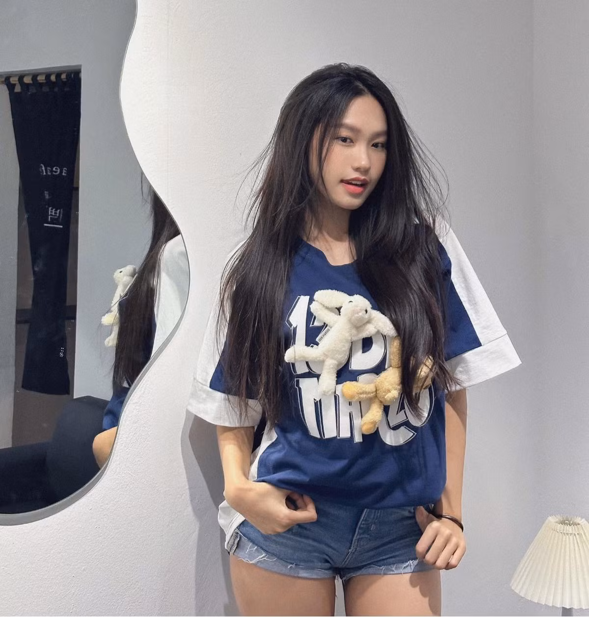 Người đẹp thành thạo tiếng Anh, tiếng Trung và được bồi dưỡng nhiều tài lẻ khác như hát, múa, vẽ và chơi piano.