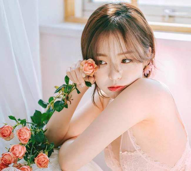 Haneul Lee (sinh năm 1993) được mệnh danh là "thiên thần nội y" Hàn Quốc. Cô nàng gây ấn tượng với nhan sắc vừa ngây thơ, vừa quyến rũ cùng thân hình chuẩn đáng mơ ước.