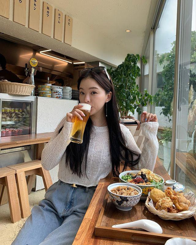 Tài khoản Instagram và YouTube của cô đều thu hút gần 1 triệu lượt đăng ký.