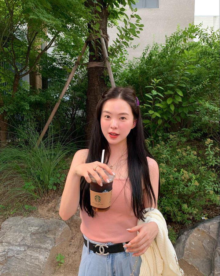 Nhưng trái lại, cô luôn biết cách biến tấu hình ảnh của mình trở nên thật đa dạng, phong phú từ sang trọng, ngọt ngào đến gợi cảm, quyến rũ trong mỗi concept.