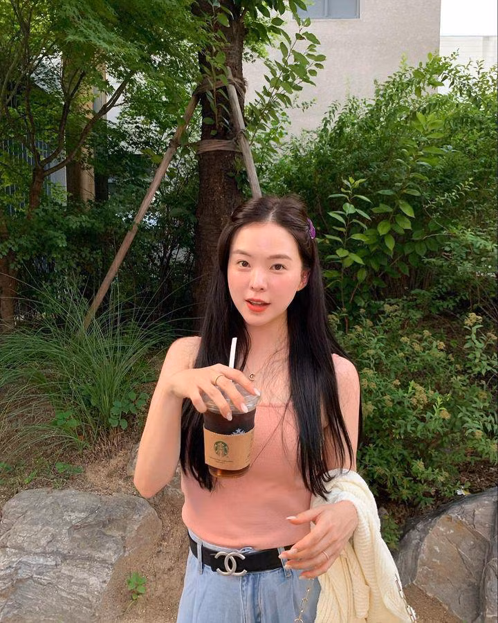 Nhưng trái lại, cô luôn biết cách biến tấu hình ảnh của mình trở nên thật đa dạng, phong phú từ sang trọng, ngọt ngào đến gợi cảm, quyến rũ trong mỗi concept.