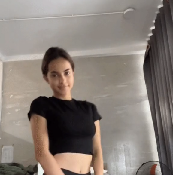 Trong clip, Emma Lê chuẩn bị đến phòng tập nên cô để mặt mộc hoàn toàn, sau đó mới dùng thêm kem chống nắng và vitamin C.