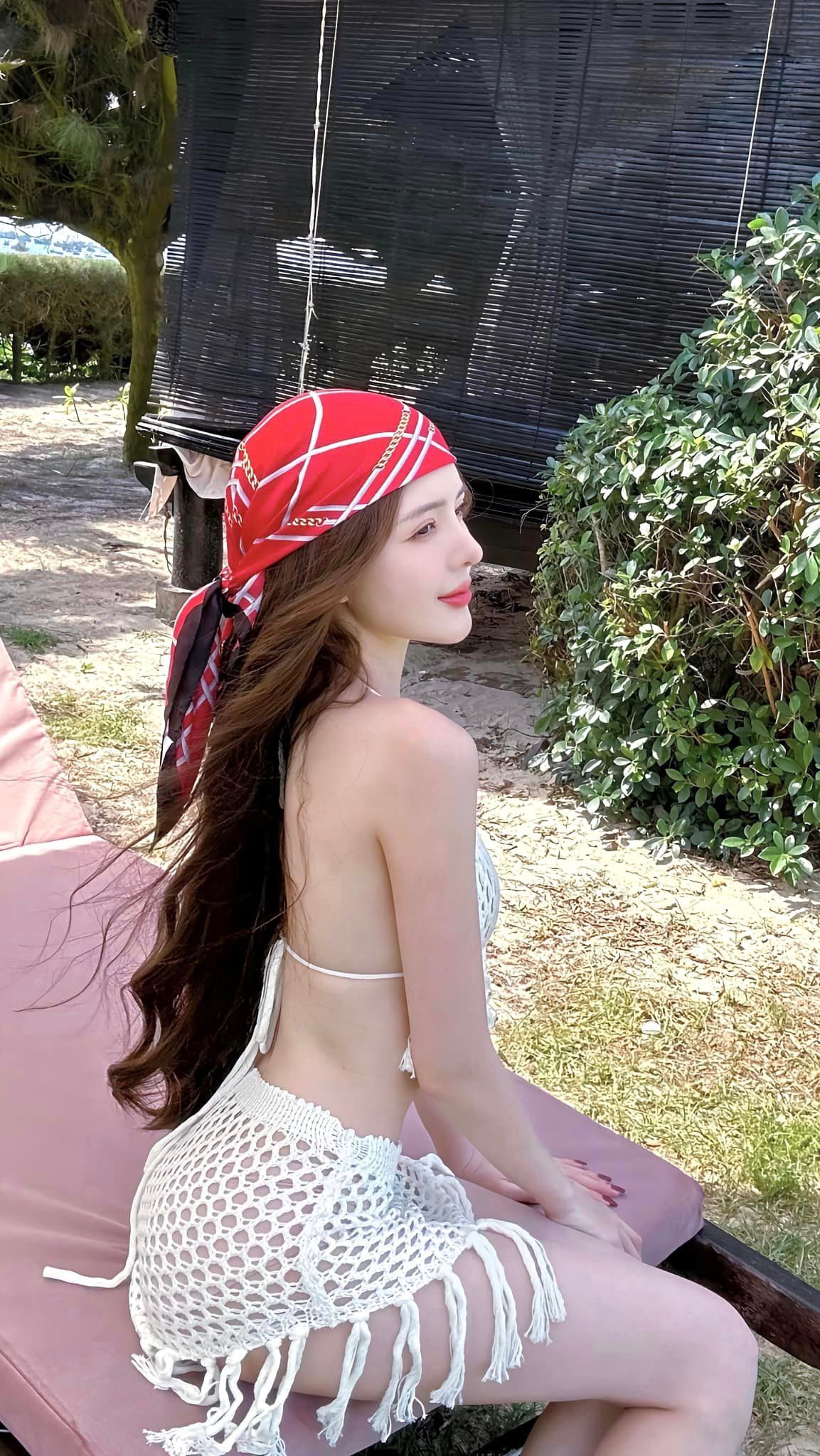 Ngay khi loạt ảnh diện áo tắm này được tung ra, có gần 10 nghìn người nhấn thích và dành lời khen ngợi không ngớt cho lối ăn mặc tinh tế của nàng "búp bê Việt".