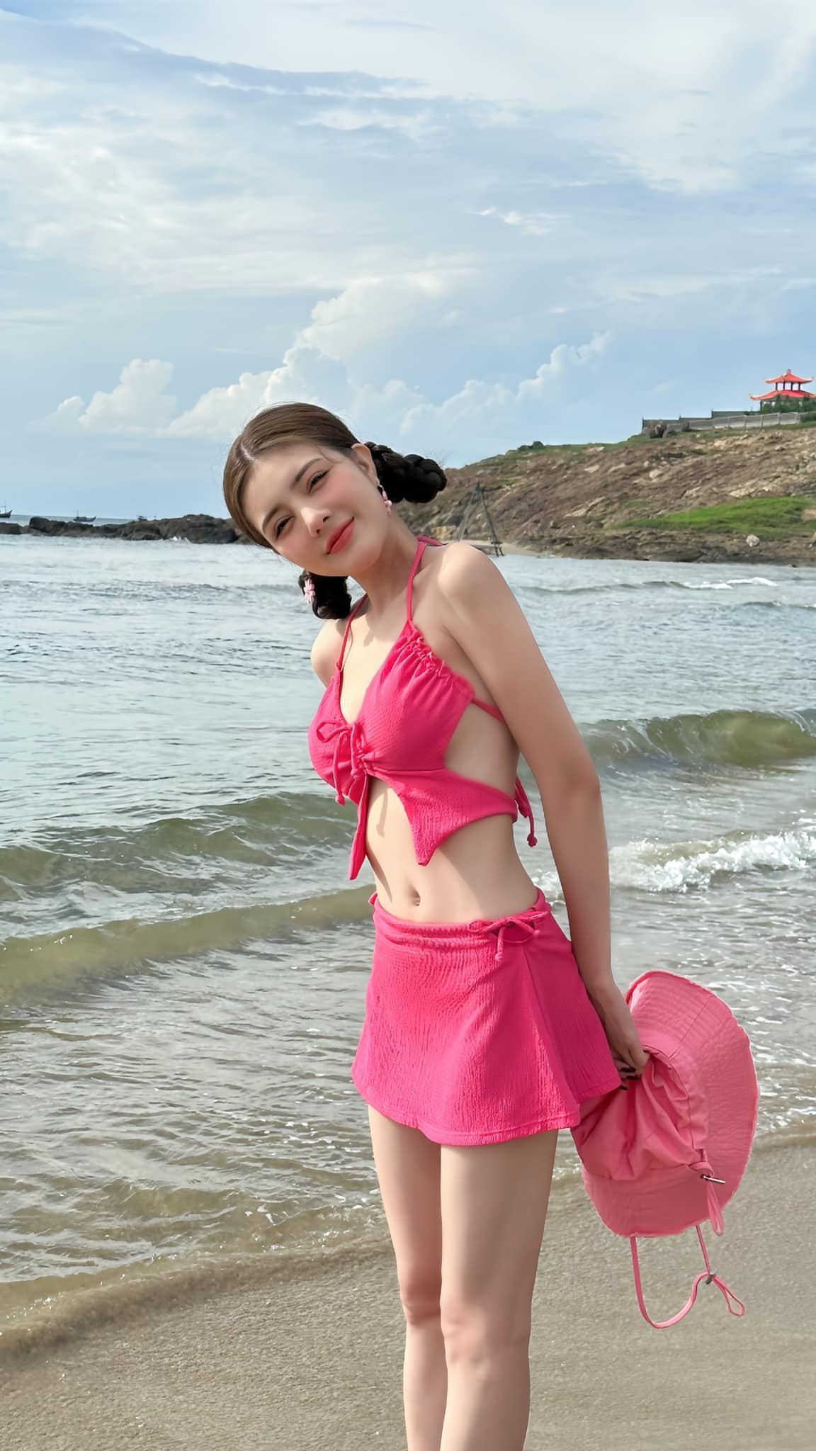 Hot girl cũng không ngần ngại thừa nhận đã đụng chạm dao kéo để có ngoại hình hoàn hảo nhất.