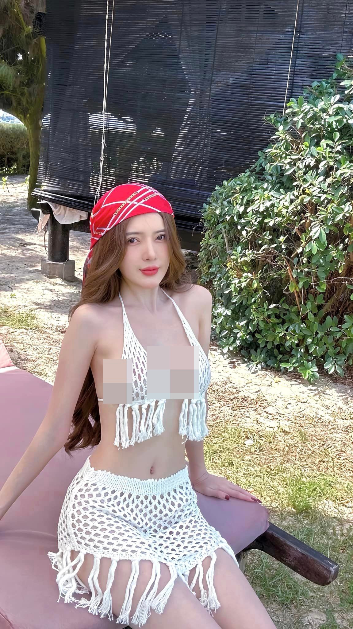 Mới đây, Lilly Luta vừa "gây sốt" cõi mạng với loạt ảnh diện áo tắm đi biển xinh như nữ thần.