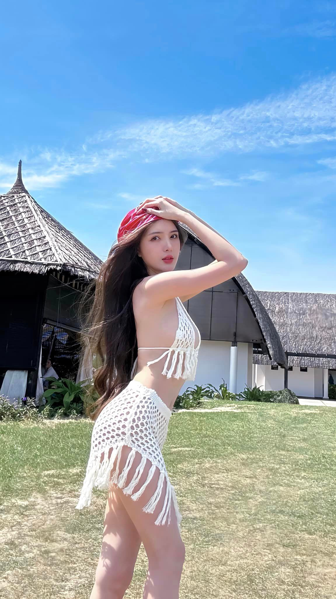 Nổi tiếng với phong cách táo bạo, Lilly Luta không ngại khoác lên người những bộ đồ có thiết kế cực kỳ "bạo tay".