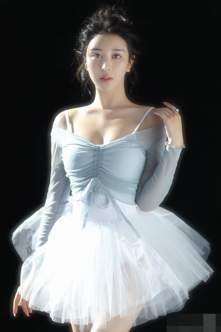 Cô nàng theo đuổi phong cách hiện đại, phóng khoáng, trưởng thành và quyến rũ.