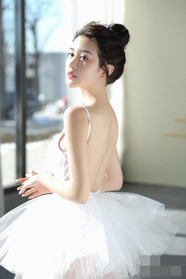 Ngoài là hot girl mạng xã hội cô còn là một người mẫu ảnh.