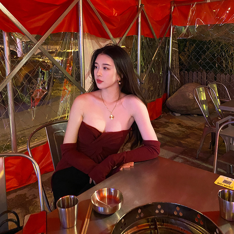 Đặc biệt góc nghiêng của cô nàng nhìn rất giống Lưu Diệc Phi và có chút hao hao của Châu Thanh Dương - bạn gái cũ của nam tài tử tai tiếng La Chí Tường.