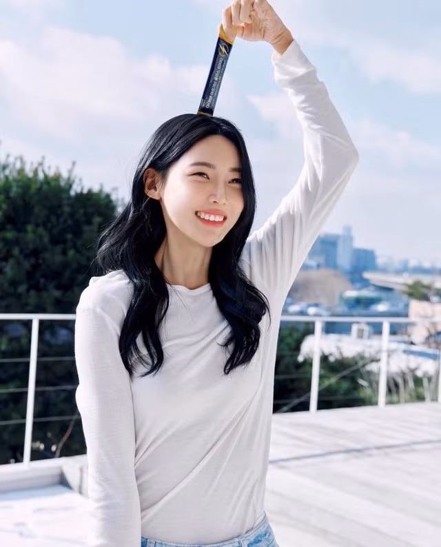 Người đẹp 9X được mệnh danh là "hoa khôi điền kinh". Cô cũng đứng nhất trong nhiều cuộc thi dành cho học sinh trung học, thanh thiếu niên và sinh viên đại học.