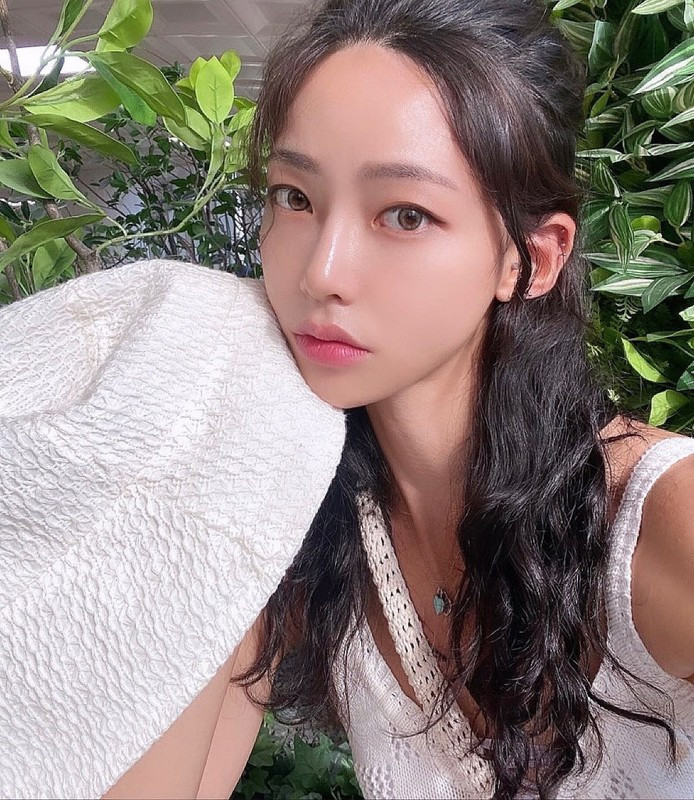 Cô thường hợp tác quảng bá cho các thương hiệu thời trang, mỹ phẩm, thực phẩm ăn kiêng và các phòng tập thể dục.