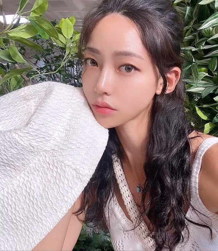 Cô thường hợp tác quảng bá cho các thương hiệu thời trang, mỹ phẩm, thực phẩm ăn kiêng và các phòng tập thể dục.