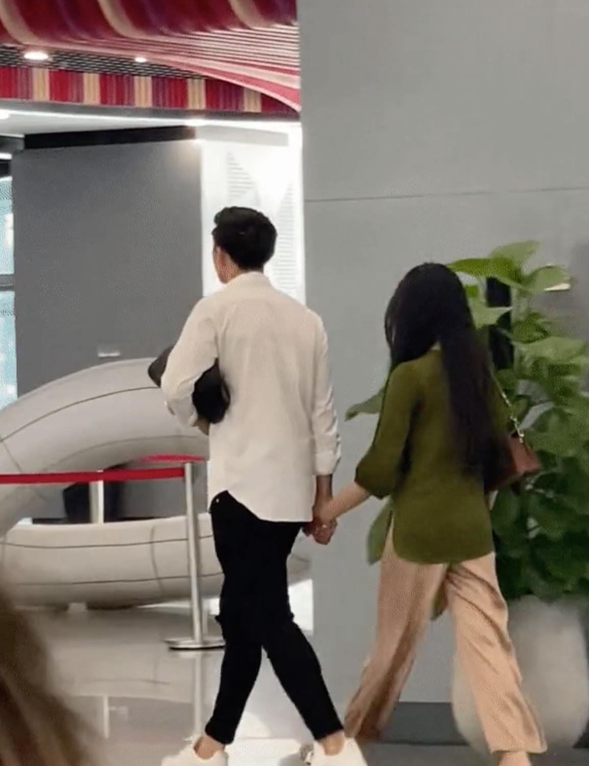 Không ít bình luận khen bạn gái Đoàn Văn Hậu xinh, ấn tượng với phong cách kín đáo và vẫn xinh và sang của cô nàng.