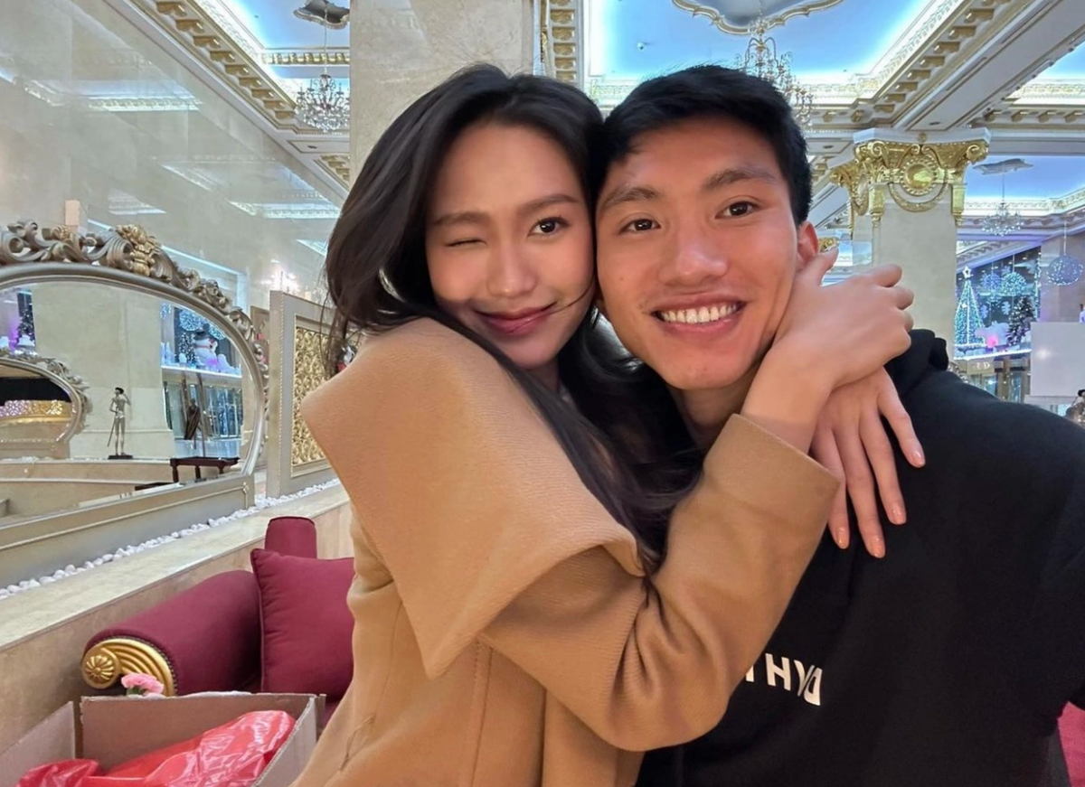 Văn Hậu thường xuyên được khen là biết quan tâm và chăm sóc bạn gái, cũng thuộc tuýp đàn ông chung thủy, thương ai là thương rất lâu.